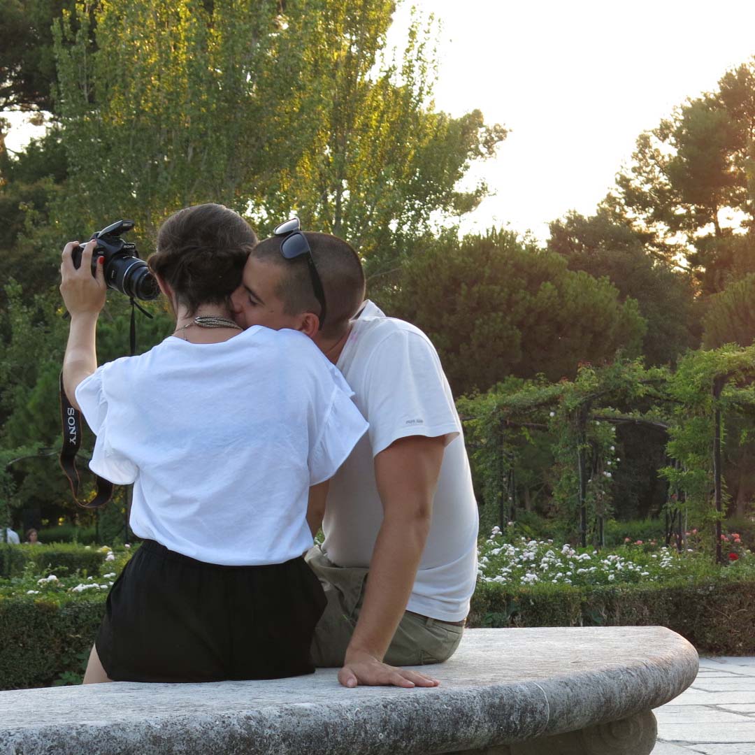 Pareja con cámara en un parque