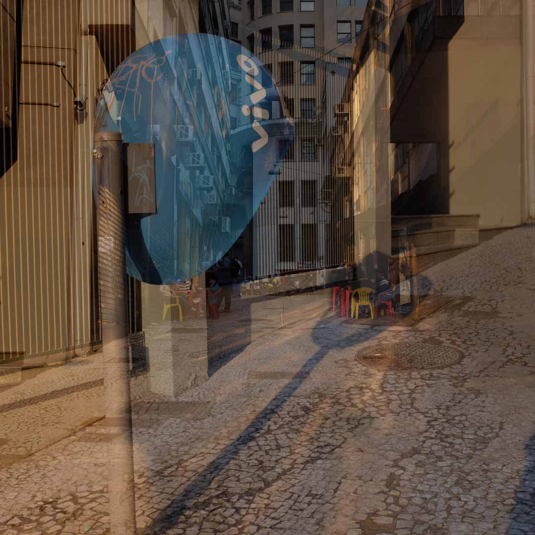 Calle empedrada con reflejo azul