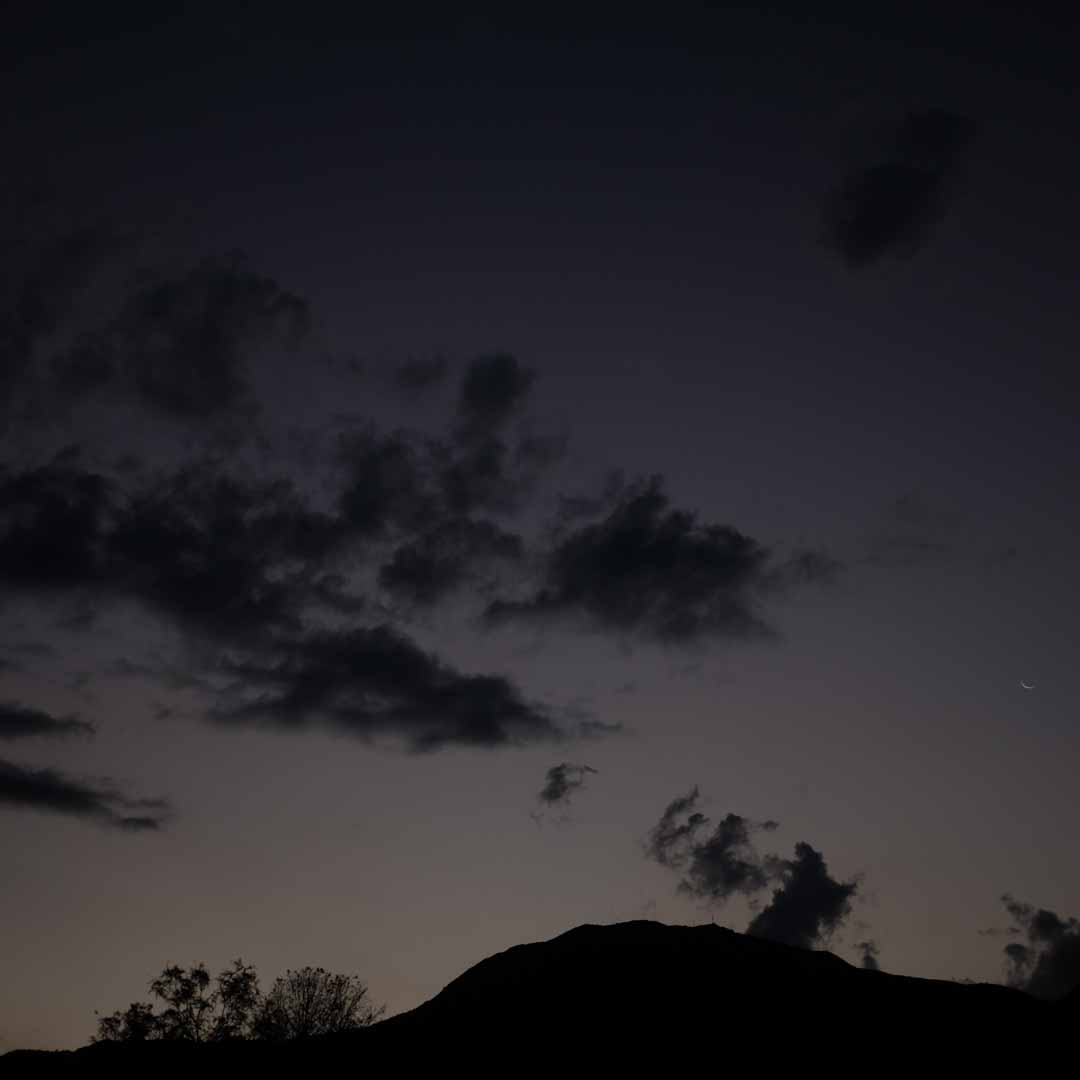 Cerro recortado contra el cielo al anochecer