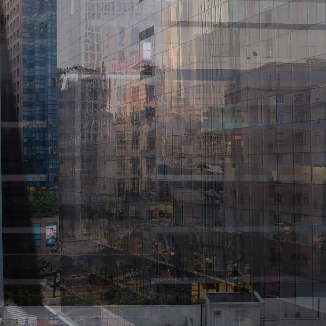 Reflejos de la ciudad en un vidrio