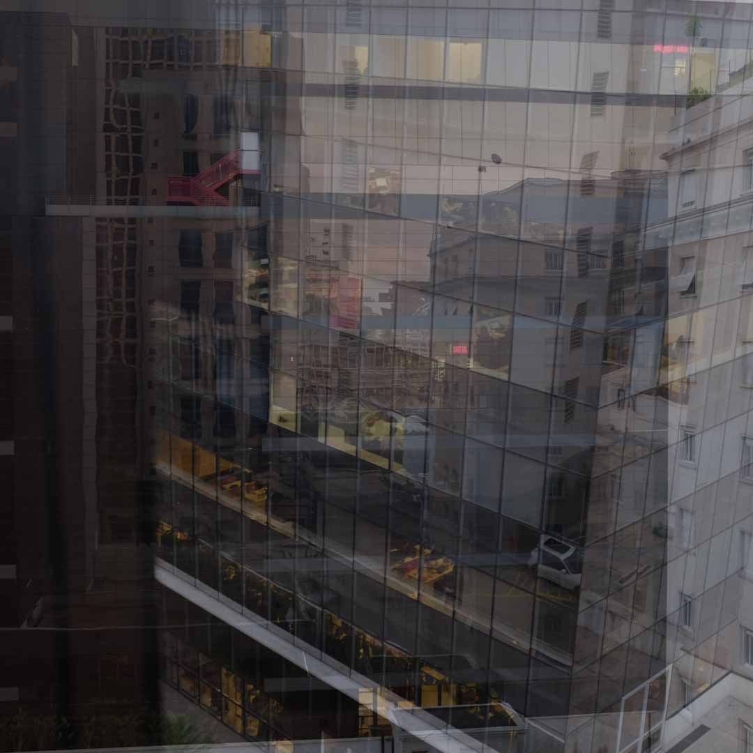 Edificios reflejados en un vidrio